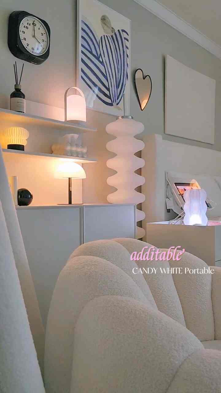 新しく来た赤ちゃんを合わせてみてください✨️

きれいな3Dプリンタの照明が新しい家族になりました。 
アディタブルのキャンディポータブル照明です〜

CANDYはキャンディのように多彩で透明な光の魅力を込めて、空間に暖かい生気を吹き込む。

光が染み込むたびに、 
ほのかに広がるキラキラは小さな瞬間さえ特別に作ってくれるキャンディー照明🤍

甘い色と透明な光の調和は単に照明にとどまらず、あなたの空間に楽しさを加えてときめきをプレゼントします。 

発売記念で割引まで進行中です。
さまざまな色で用意されているので、今すぐ見てください。 

@additable

#寝室照明＃美しい照明＃ブクレミラー＃ファブリックベッド＃ソファ＃cozymood＃壁時計＃壁飾り