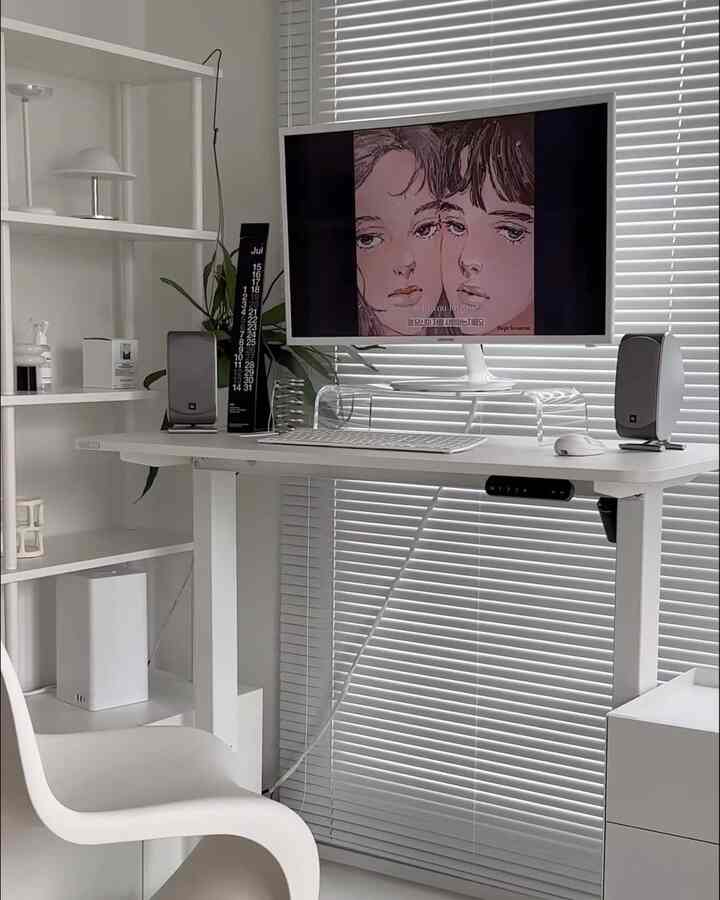 、直接使用してスタイリングした後期です。

いよいよロマン実現！ 
昔からロマンだった書斎空間を作ってみました。 
あまりにもデスクテリアを素敵にしている人がたくさんいます。 
まだ少し不足してぎこちなく感じますが、 
夢に描いた大きな絵を始めたと思います。 
ご飯のおかげでお腹がすいた感じです…😛

そしてまさにフィッパから設置する夫…。
ディスクがあって長時間座っていると 
腰が痛いと頻繁に立って働く夫のために 
デスクはデクストップのスマートモーションデスクとして設置してくれました。

デクストップモーションデスクは70〜120cmの高さ調整範囲です。 
座式でも立式にも使用できます。
コントロールスイッチで希望の高さ値を様々に保存し、 
ワンタッチで簡単に高さ調整ができるので 
これは本当に楽だった。 
子供がもう少し大きい場合は、子供の成長に合わせて調整しながら 
家族全員が一緒に使ってもいいと思います。



⠀
⠀
⠀


⠀⠂デクストップスマートモーションデスク 
Basic  #학생용책상 #높낮이조절책상 #덱스탑 #스탠딩책상 #서재인테리어 #서재 #책상 #데스크테리어 #데스크셋업  