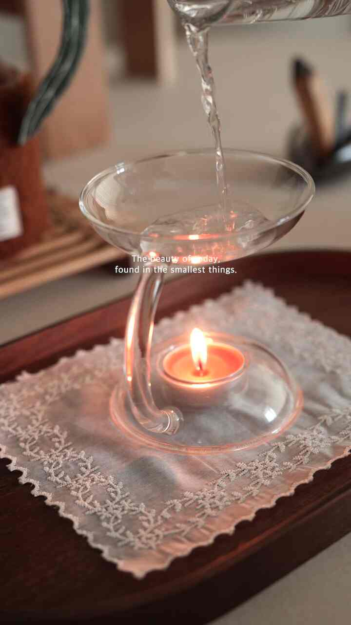 ＃今日の私たちの家のきれいな瞬間の記録

生まれて初めて激火もしてみて、抹茶にも抜けてみて..
キラキラとヨンロンのものいっぱい集めて映像にも込めてみた日々✨

たぶん本当の幸せはささいな日常の中だったかもしれません💫🖤
一緒に鑑賞してくれますか？ 🙏🏻☺️

🏷️
オイルバーナーランプウォーマー - ガーデンデイズ
パロサントインセンススティック - プーフル
ラウンドテーブル - ピアバ
ブラックラタンランプ - ラタンアンティーク
インセンスベースライト - ウエスト
コーヒーマシン - エロチオジャルr
•
•
•
•
•
ラウンドテーブル＃ディナー＃dinnerparty＃コンスープ記録