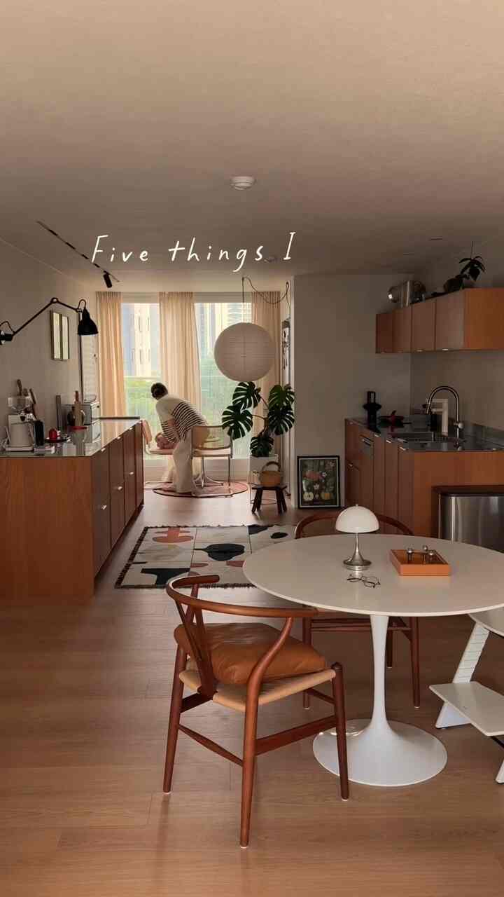 #스페셜크리에이터新しいキッチンを飾るのが楽しいです🏠✨

今月新しく追加されたノルディックネストキッチンピック5🤍
Kアパートにも北欧の感性をたっぷり加える 
実用的でありながら美しいアイテムです。

EVA SOLO
磁気マグネットポットベース
：使わない時は小さく折りたたんで、使う時は安定感あるように！
磁石内蔵なので着着巻きは味があります🥹

ALESSI
マティーナキッチンペーパーホルダー
：よく落ちたキッチンホルダーはno！ 
キッチンにも自分だけの感性を置いてみてください。個性と機能を同時に📍

MUUBS
ソイル鉢植え18cm
：ムングスは最近私の最愛のブランドです。
事故のあるアイテムがソルドアウトだからうっすら発見したラフな感じの鉢植え。
造形美に優れた手作り鉢植えです。そのまま一つのオブジェ。

DORRE
Birkedal 大型モルタル Ø22cm
：天然石材質で膨大な重量感、研削する際の満足感最高です。

BITZ
ティーポッド1.2L
：デンマーク感性のマットな質感とセラミック色味が魅力的です💚

💡ヨーロッパのライフスタイルをそのまま盛り込んだキッチン小物たち。
小さなアイテム一つを選ぶ時も、
異王なら長く使えることで誠意を持って。
一つ一つ積もってみると結局、雰囲気は変わるようです。
空間を整えながら感度はアップ！ 😍 
愛情のあるノルディックネスト今回のピックも大満足です❤️

@nordicnest.kr 

-

#nordicnest #북유럽감성 #주방소품추천 #홈인테리어
#midcenturymodernhome #coffeestation #muubs #alessi #노르딕네스트 #노네프렌즈7기 #dcweditions