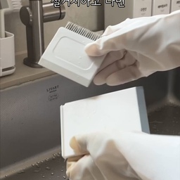 설거지 하고나면, 
사방으로 튄 물기가 항상 말썽이잖아요
키친타올 쓰긴 아깝고
행주쓰면 또 빨고 말려줘야하니 귀찮아요
 저처럼 스퀴지로 싹 밀어보세요ㅎㅎㅎ
커다란 스퀴지는 싱크대에서 세밀하게 쓰기 힘들고, 보관도 애매하잖아요😥
이건 작은  'ㄱ' 자 형태라
수전 옆에 뒀다가 
설거지 후에 가볍게 들어 착착 밀어주기 딱 좋아요ㅎㅎ
 #살림공간 #살림꿀팁 #살림꿀템 #살림템 #살림템추천 #살림팁공유 #생활정보 #생활용품 #주방템 #주방템추천 #꿀템 #꿀템추천 #브이로그 #청소템 #청소템추천 #청소용품 #청소용품추천 #스퀴지 #스퀴즈 #스퀴저 #미니스퀴지 #미니청소솔 #청소솔 #싱크대청소 #청소 #주방청소 #디스펜서 #세제디스펜서 #수세미거치대 #수세미걸이 
