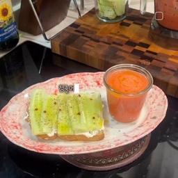 오이샌드위치, 토마토쥬스 🍅🥒
최화정 언니 오이샌드위치! 만들어봤어요 🩷
집에 계란도 없고 오이만 3개 ㅎㅎㅎ
토스트한 빵에 리코타 치즈 올리고, 오이 올려서
후추와 올리브유로 마무리!
토마토 쥬스도 곁들이는 건강한 식사 ☺️
집에있는 오이 다 꺼내서 럭셔리 토스트 만들어보세요!!
靑出於藍(청출어람) - 제가 좋아하는 사자성어 중에 하나에요
스승보다 나아지는 제자가 되라..✨
현대에서 날로 발전하는 모든것들이 이 원리겠죠?
요리 레시피도 날로 갈수록 발전되어가요 
저도 오늘 최화정 언니 레시피 따라해묵고요..^^
결국엔, 어제보다 오늘이- 오늘보다 내일이 나아지는
그런 일상을 살고있나바요 😌🥰🥰
행복한 한 주 되세요!! 🧡🧡
#오이 #오이샌드위치 #최화정 #레시피 #최화정레시피 #올리브유 #레드페퍼 #월요일 #아침메뉴 #리코타치즈 #통밀빵 #토마토주스 #콘수프기록 #오홈스토랑 