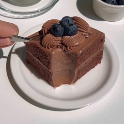 오늘의 사부작사부작-초코쉬폰케이크🍫🎂
영상으로도 남겨본 초코쉬폰케이크🤎
요거 한 조각이면 당충전 완료예요🥹💛
요즘 비가 정말 많이 와요😢✨️
길이 미끄러우니 조심하시고 오늘도 행복한 하루보내세요🍀💚
#오홈스토랑 #콘수프챌린지 #콘수프기록 #콘수프 #쉬폰케이크 #초코 #베이킹 #홈베이킹 #baking #homebaking #홈카페 #homecafe #맞팔 #맞팔해요 #소통 #소통해요 #cake #디저트
