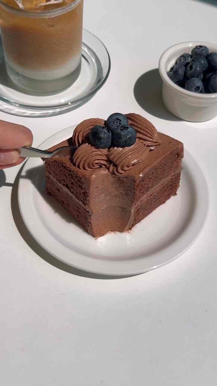 今日の師父作詞副作 - チョコシフォンケーキ🍫🎂
映像としても残したチョコシフォンケーキ🤎
ヨガ一枚だと当充電完了ですよ🥹💛

最近雨が本当にたくさん来ます😢✨️
滑りやすいので注意して今日も幸せな一日を過ごしてください🍀💚

＃オーホームストア＃コンスープチャレンジ＃コンスープ記録＃コンスープ＃シフォンケーキ＃チョコ＃ベーキング＃ホームベーキング＃baking＃homebaking＃ホームカフェ＃homecafe