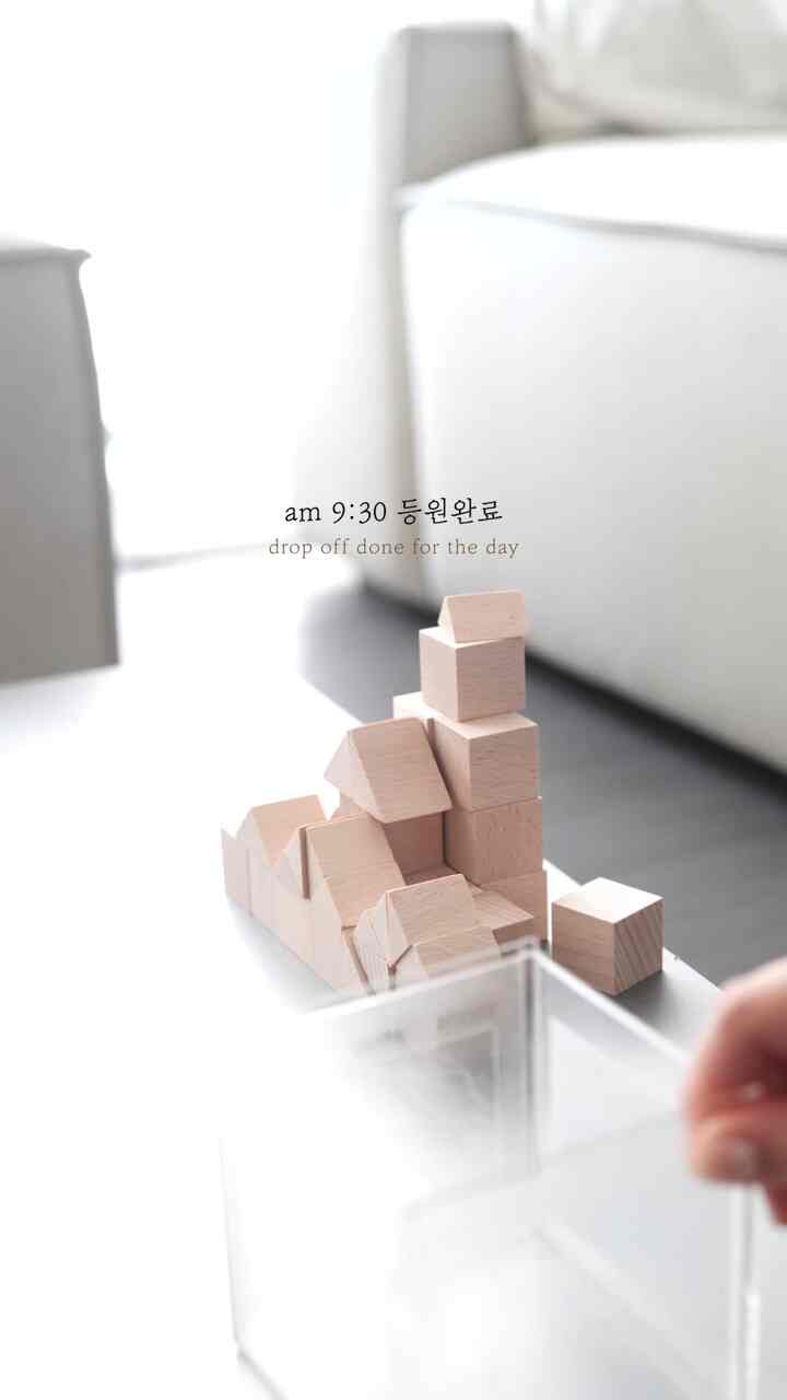 #mydailylog 1日とまとめ.mp4 😉♥️

彼女の本格休暇開始で無知無垢になった一週間の初日。体験展示に行って風船燃やして本10冊読んでくれ、火山爆発実験まで3種セットプレゼントしてくれて夢の国🌛

まもなく家族旅行も始まりだから、財運後もやることが多いね 😘
肯定的な果実を食べてエキサイティングな熱編集に行く寒いバアル💨💨
私の赤ちゃんはお母さんを探さないで、お父さんと寝ます。

🏷️
アイバンベッド：アルテハイム 
ダイニングテーブル：ピアバ 
コーヒーマシン：エロチオザールr
コーヒー機器：ペサドタンピングステーション、ボトムレス
コーヒーグラインダー：ニーチェゼロ 
陶器レターボックス：後藤 
ラウンドパーティション：ラウンドラウンド 
。
。
。
。
。
＃vlog