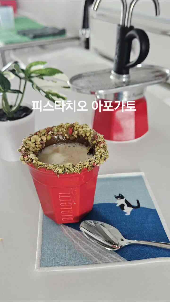 ピスタチオ凛とおいしいじゃないですか。
何を作ったらおいしいのか、昨日試してみました^^
名前は私の思い通りピスタチオアポガト。

材質：
-ピスタチオ分態
- ピスタチオスプレッド
- バニラアイスクリーム 
- エスプレッソ2カップ
一度見ればすぐご存知です。

とても美味しいです。これで失敗して冷凍庫に入れたの今日食べました。  ウィックにこれはより美味しかった鮮やかなレビューを追加します。

＃夏休み日記＃休暇にはおいしい＃夏の飲み物＃飲み物レシピ＃夏の食べ物＃オーホームストア＃ホームカフェ＃ビアレッティ＃モカポート＃ミニエクスプレス＃早くもっとおいしい＃夏のおやつ＃


