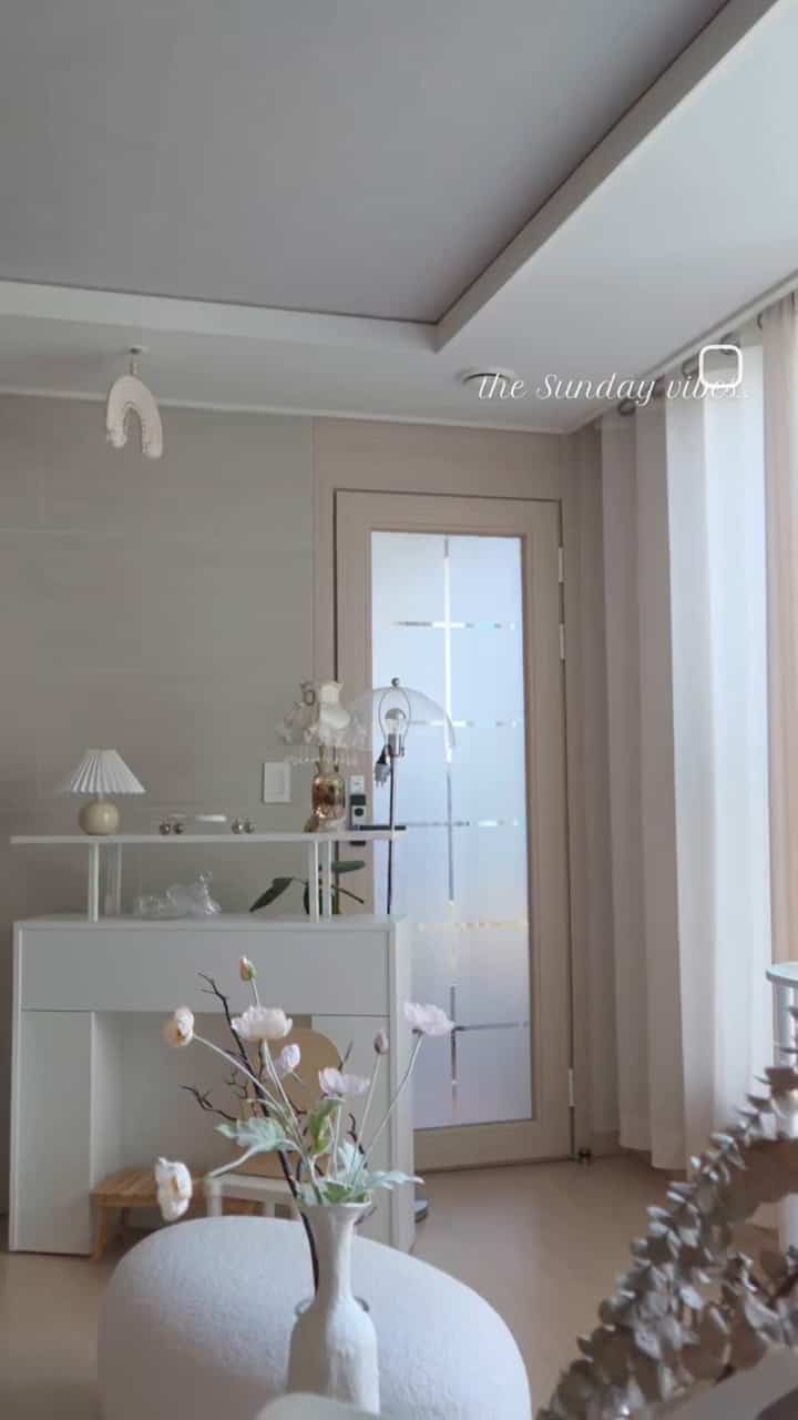 外は暑いですが、チョコホームの暖かさMAX
ほのかな雰囲気が好きでリールズ製作しましたが！
最近、悩んでいるのが今年の白い家に引っ越しをしたいと思います。
今日の家をやればするほど、ますます私がどんなスタイルが好きか分かりますよ！
どんどんホワイト＋ブラックポイントに惹かれるようです！
私の家はみんなどうですか〜？

#リビングルームインテリア 
 今日の家#visualdesign #beautifulhome #nordic #whitewood
