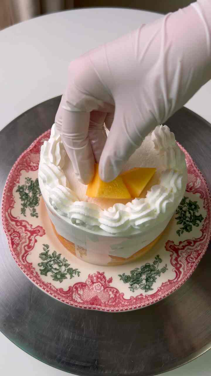 peach cake🍑🎂
今または1年を待たなければならない夏季のフルーツ桃🍑🩷
私の好きな水着をいっぱい入れてケーキを作ったんですよー！

桃は美肌に良いビタミンCがいっぱいで疲労回復にも効果的ですよ！
本当に暑い最近、桃の一枚で元気づけ、肌も手に入れましょう！ 💪🍰

❓️黄道と白島のどちらがもっと好きですか❓️

＃オーホームストア＃コンスープ記録＃ピーチ＃ベーキング＃ホームベーキング＃ベーキング＃homebaking＃ホームカフェ＃homecafe＃ピーチケーキ＃cake