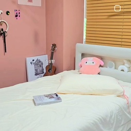 수납력도 좋고 편안하게 열고 닫을수 있는 슬라이딩 선반
 영상으로도 준비했어요 
주방이나 세탁실에서 두고 사용 해도
너무 실용적이고 좋은데요 
저처럼 침실 옆에 두고 사용해도 좋은 트롤리에요 
실버 프레임에 버터컬러의 조합은 말이 필요없죠 
디자인도 심플하고 컬러도 산뜻해서 딸이 너무 좋아하며
선반을 이쁘게 꾸미고 수납까지 깔끔하게 해둔거 있죠
📌서랍마다 pp판이 있어 더러워지면 세정티슈로 닦아주면 끝
📌선반 위는 무거운 가전도 놓을수 있어
 미니 홈카페장으로 꾸며도 좋을듯요 
🖇홈비 서포터즈로서 제품을 제공받아 체험하고
 작성한 리뷰입니다.
 #트롤리선반 #슬라이딩선반 #정리수납 #정리수납템 #작은방꾸미기 #주방용품 #주방선반 #세탁실선반 #다용도선반 #트롤리 #홈비 #수납템 #레일수납장 #레일선반
#좁은공간활용 #틈새공간활용 #틈새수납장 #아이방꾸미기 
#아이방선반 #원룸수납 #작은방수납 
