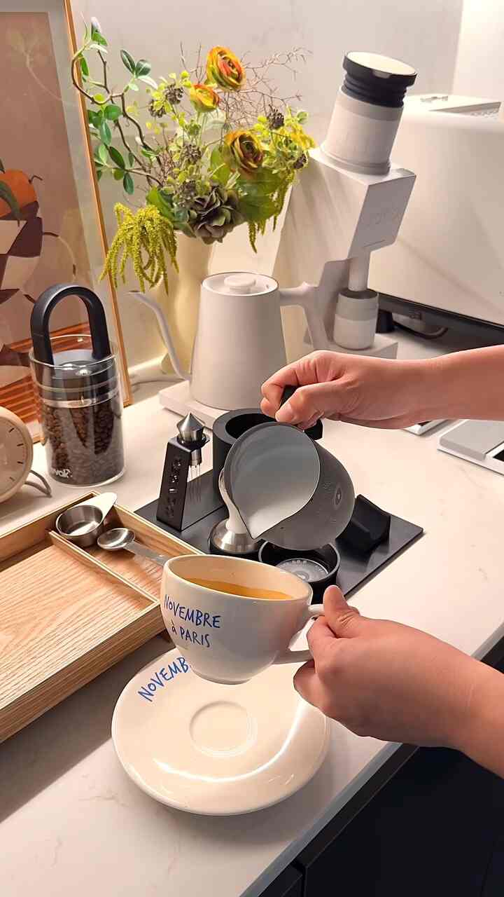 #ルミハウスホームカフェ #ホームカフェインテリア小物 

Nothing feels more right than a latte on a rainy day☔️
雨の日、ラテよりもよく似合うことはない。 ☕️☕️

🏷コーヒーマシン：エロチオマヌスS
🏷 タンピングステーション:ペサド58.5
🏷️ミルクジャーグ：ペサド58.5
🏷️グラインダー：バリアVS6
🏷スケール：バリアAKU ProスケールAKUミニスケール
🏷トレイ：ブロムスアベントトレイ

。
。
#コーヒータイム #ホームカフェ #ホームカフェゾーン #ホームカフェを飾る #ホームカフェインテリア #ホームバリスタ #coffeetime #coffeelover