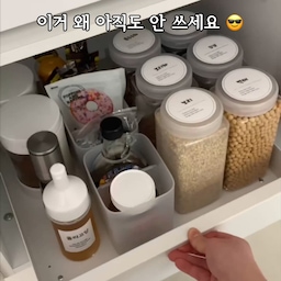 하부장정리 종결템 찾았어요! 0 !
강력한 겔 형태 접착시트로 붙일 수 있어서
쌀통, 밥솥처럼 무거운 걸 올려도
되게 안정감 있더라구요
가끔 꺼내는 손님용 접시나, 
종류 다양한 소분통들 보관하기에도 딱이에요 🖤
 #정리수납 #정리수납함 #수납 #수납함 #수납함추천 #정리정돈 #정리꿀템 #정리꿀팁 #정리템 #정리템추천 #공간활용 #살림공간 #살림꿀팁 #살림꿀템 #살림템 #살림템추천 #살림팁공유 #생활정보 #생활용품 #슬라이딩수납장 #슬라이딩수납 #하부장 #하부장정리 #하부장수납 #레일선반 #밥솥 #쌀통 #잡곡통 #소분통