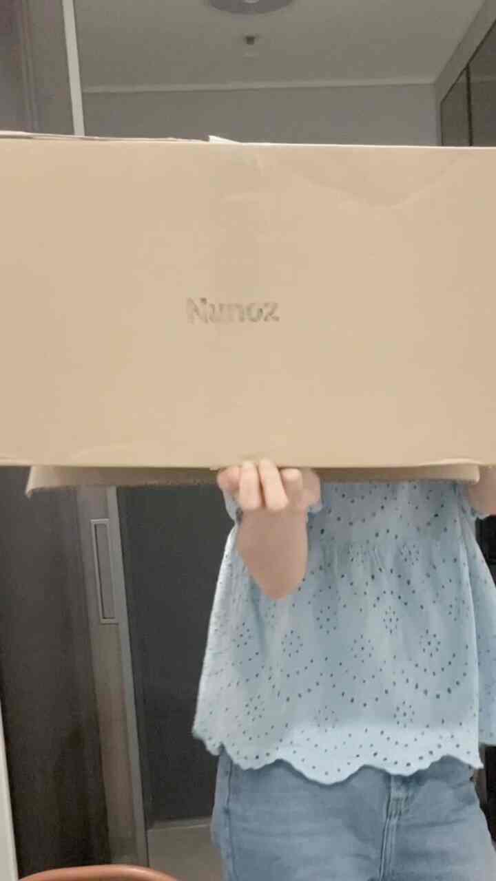 #ナドンナサン5 #コンスープ記録

食卓などが毎回目に付いていません...
電気施工ができず選択幅が狭かった…。 。
それで
今日の家でサーチする数ヶ月…。
数ヶ月を悩んで連れてきた人生照明..✨
ハ...ちょっと悩んで生きています...


私が選んだ人生照明は𝗡𝘂𝗻𝗼𝘇製品

Nunozはライフスタイルの小物や照明、特にペーパーランプやドームミラーなど感性的な製品ラインナップを備えた国内ブランドです！ 
とにかくヌノーズ照明のおかげで施工なしに雰囲気アップ成功しましたね？
既存の照明はカバーの形で覆われています。
5分カット可能！
簡単に雰囲気を切り替えるのにぴったりです。
＃今日の家＃今日のシーンカット＃ホワイトインテリア＃34フラットインテリア＃ホームスタイリング＃新婚ギフトおすすめ
 ＃家を飾る＃建設なしで家を飾る＃シンプルなインテリア 
＃ヌノーズ＃nunoz＃ペーパーライト＃ハンジライト