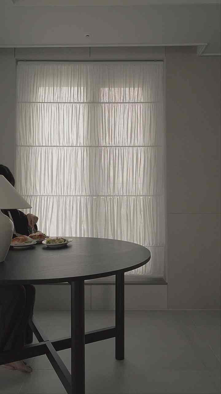  [胆油澹幽]


「淡白で静かな感情」という意味の胆油は、韓服からインスピレーションを受けたトゥルーギャラリーの新しいロマンシェードです。

韓服のスカートプリーツ、風に沿って流暢に流れる曲線、重ね合わせた静かなライン

ロマンシェード「淡油」は光をとり、豊かなシワで空間を包みます。その中には韓国の美と人生の結が含まれています。

。

。

。

。

#truegallery #romanshade #curtain #inspiration주름과淡い余韻、黒と白、ダンアとモダンさ

最も私たちらしい解釈で解放します。
With folds and subtle traces, in black and white, between elegance and modernity — we reinterpret it in the way that feels most true to us.
