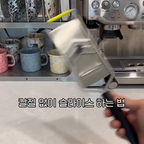 칼질 없이도 감자슬라이스 하나는 정말 예쁘게 썰었죠?😎
두께 조절 다이얼이 있어서 0.5mm부터 8mm까지
원하는 두께로 정확하게 슬라이스 가능해요!
스테인리스 칼날이라 얇은 재료도
힘 들이지 않고 쉽게 썰리니까
슬라이스 고수가 된 기분이에요🙄

요리할 때 작은 도구 하나 바뀌면
확실히 손도 마음도 덜 힘든 것 같아요
세척도 간편해서 자주 손이 가는 도구예요✨

#슬라이스맛집 #요리도구추천 #주방템추천 #살림템추천