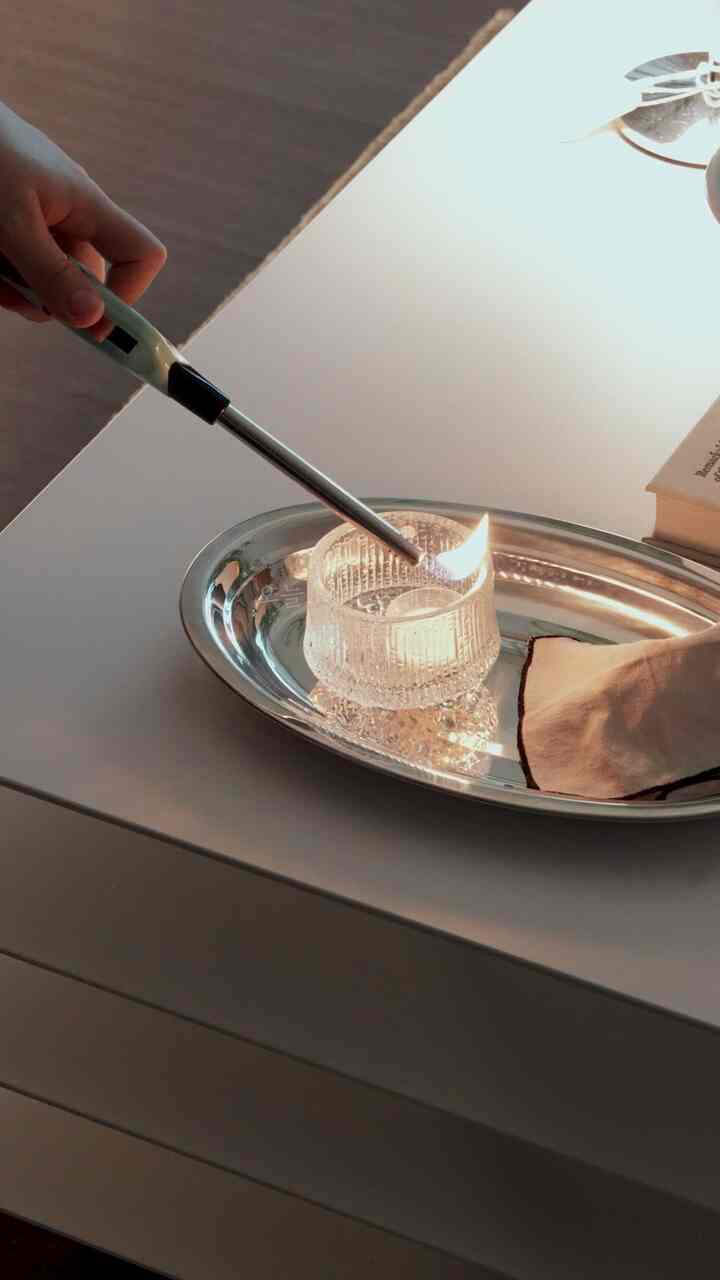 ＃今日の私たちの家rainy morning light ☔️雨の日の朝の風景

だんだん感性とロマンを失っているようで、昔の人ティーナは歌を聞いて雨に濡れてみました🫧

雨の日、結構大丈夫ですか？？

🏷️
リビングルームのソファテーブル@flat_pointフラットポイントページソファテーブル
ガラスキャンドルホルダー
クロムライト@lumirlightルミールカボチャポータブルランプ
ベージュライト@louispoulsenルイスポールセンパンテラ160
モジュールソファ@cozyadd_officialコージーアドシルキーレザーモジュール6人コーナー
グラインダー @variabrewing VS6 grinder
植物@naturallynatural_homeアスパラガスナヌス
バブルガラスカップ@nordicnest.kr
。
。
。
。
。
＃雨の日＃ホームカフェ＃コーヒールーチン＃ジャパンディスタイル＃ジェンスタイルインテリア＃morningcoffee＃coffeeroutine＃rainymood＃coffeetimeathome＃homecafelife #コンスープ 