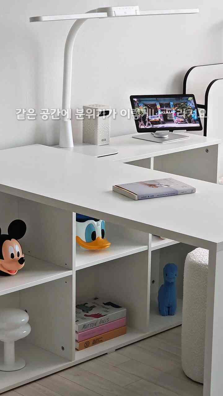 #プロダクト提供 @lassemgram
机の一つで部屋の流れが変わりました。
ベッドの横に置くと自然に空間が分かれ、方向配置も自由で部屋の構造に合わせて多様に活用できました。机と本棚が一緒に構成され、収納と作業スペースを同時に確保でき、小さなスペースでも活用度が高いです。

子供部屋やワンルーム、書斎のように空間活用が重要なところで特に有用であり、環境にやさしいE0資材と耐久性の強いLPM仕上げのおかげで長く使ってもすっきりと維持されます。実用性とインテリアの雰囲気をすべて生かしてくれて、より愛情が行く家具です🧸

#ラサム #ラサム家具 #LASSEM
＃寝室の家具＃ベッドインテリア＃寝室の装飾＃寝室のインテリア＃ホームインテリア＃ホームインテリアグラム＃セルフインテリア＃セルフインテリアグラム
＃インテリア家具＃インテリア家具おすすめ＃本棚＃本棚インテリア＃本棚おすすめ＃デスク＃デスクインテリア 