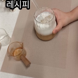 #콘수프필름
실패없는 손님용 커피레시피 소개할게요😍
준비물:맥심,카누,우유,소주잔(계량용)
1.맥심과카누를 소주반컵 뜨거운물에 녹여요.
2. 얼음 3개, 소주잔으로 우유2컵, 설탕한스푼 넣고 
    쉐킷쉐킷
3. 취향에따라 계피가루 추가하면 풍미 up!
이렇게 드리면 다들 엄지척👍👍👍
#홈카페 #카페스타그램 #커피그램 #커피한잔 #카페라떼 #아이스라떼 #집들이메뉴 #손님맞이 #일상기록 #홈카페인테리어 #홈카페스타그램 #커피타임 #오늘의집 #일상스타그램 #홈카페레시피 #핸드드립커피 #집꾸미기 #홈브루잉 #소소한행복 #레시피공유