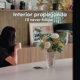 Interior propaganda I‘ll never follow :
”Dining tables are just for dining“
다이닝 테이블은 식사에만 고정된 자리가 아닌
하루의 모든 순간을 함께하는 공간이라 생각해요.
육아에만 집중하다보니
제가 시간 보낼 공간이 간절해졌는데 🥹
깔끔한 라운드에 바디 쉐입도 정말 멋진
테이블이 도착했어요 🖤
혼자 작업도 여유있게 하고,
셋이서 밥도 같이 먹을 수 있고,
언제든 편하게 앉아 쉴 수 있는,
그리고 무엇보다 공간을 완성해주는
오브제같은 테이블이예요✨
이번 연휴는 카르테 테이블에서
아가랑 남편이랑 홈데이트 해볼게요🙂‍↕️
༶ 카르테 AVA 포세린 오브제 테이블 
-
#소낭구 #다이닝테이블 #주방인테리어 #홈스타일링 #포세린테이블 #라운드테이블 #카르테테이블 #tovhaus #DiningTable #HomeInterior #KitchenDecor #DiningRoomInspo #DiningMoments #RoundTable #PorcelainTable #StatementFurniture #TableGoals #interiorpropaganda #오늘의집 #스페셜크리에이터 #오늘의집크리에이터