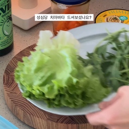 당근라페와 후무스 조합이 맛있어서
성심당 치아바타로 샌드위치까지 만들었어요🧡
치아바타 빠작하게 굽고
아보카도까지 추가해서 정말 맛있게 먹었네요👏🏻
길고긴 연휴 이제 3일 남았어요.
거기에 이제 주말까지….☺️☺️
추석음식으로 오늘까진 버틸 수 있는데
그 다음이 문제라 머리속이 복잡하고요.
일단 오늘의 재료부터 정리해봅니다😉
📍오늘의재료
성심당 치아바타
알라 하바티 치즈
믹스밀 후무스 (*큐민 들어간 제품)
허니머스타드소스 (마요1 홀그레인1 꿀 1/2)
카이피라 루꼴라 당근라페 아보카도
.
.
.
#홈카페 #홈브런치 #샌드위치 #아이스라떼 #후무스
#sandwich #brunch #foodie #콘수프필름 #오홈스토랑 #맞팔 #집에서제일바빠 
