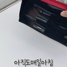 강추! 딱 10초면 끝나는
메이크업 #브러쉬정리함
꺼내쓰기 편리한 45도 오픈형 타입으로
보관시에는 먼지도 완벽하게 차단되어
위생적으로 사용 할 수 있어요!
한눈에 쉽게 종류별 정리할 수 있고
브러쉬부터 펜슬, 립스틱 등 넉넉한 수납력으로
다양하게 활용 할 수 있어요!
#브러쉬꽂이 #브러쉬정리 #브러쉬수납
#펜슬꽂이 #메이크업브러쉬꽂이 
#화장품정리 #화장대정리 #화장품수납
