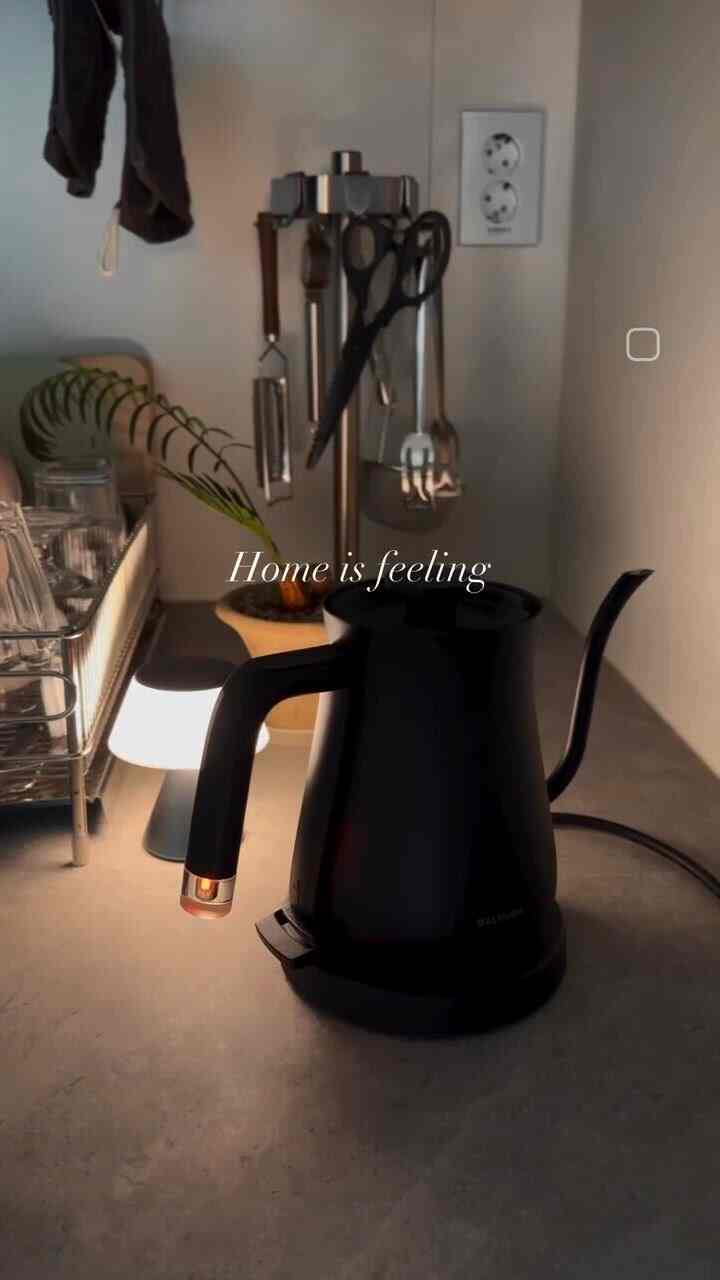 Home is feeling. 
私の家の穏やかな温度。 🍁

＃今日のシーンカット＃今日の私たちの家＃リビングインテリア＃キッチンインテリア＃インテリア小道具＃感性インテリア＃インテリアおすすめ 
#内空間記録 #日常記録 
#homeisfeeling #slowhome #cozyvibes #minimalwarm