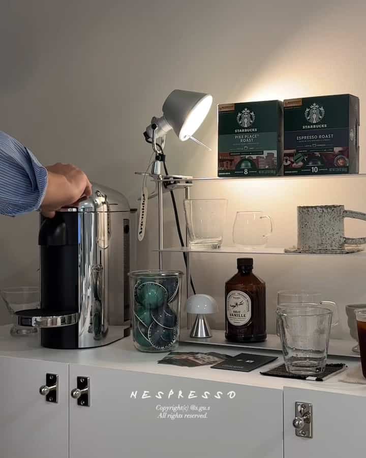 X NESPRESSO
⠀⠀⠀⠀⠀⠀⠀⠀⠀⠀⠀⠀⠀⠀⠀⠀
こんにちは！スターバックス悲しい店です！☕️
⠀⠀⠀⠀⠀⠀⠀⠀⠀⠀⠀⠀⠀⠀⠀⠀⠀⠀⠀⠀
スターバックスドライブスルー不要 
年中無休スターバックスホームスルーはどうですか？〰️🚙🤍🩶
⠀⠀⠀⠀⠀⠀⠀⠀⠀⠀⠀⠀⠀⠀⠀⠀⠀⠀⠀
新郎とオブドゥルコーヒーを飲む週末の終わり..
この小さなゆったりとした時間が私にとっては大きな幸せです。

愛情のある私の空間で
Nespresso Vertuo Plus Chrome Edition 
Starbucks® for Vertuoと一緒なら
簡単にスターバックスならではの濃い味とクオリティ 
自宅で完全に体験できます。
⠀⠀⠀⠀ ⠀⠀⠀⠀⠀⠀⠀⠀⠀⠀⠀⠀⠀⠀⠀⠀⠀
ボタンひとつで出来上がる豊かなクレマ。
カフェに行かなくても
ネスプレッソバーチャオクロムエディションと一緒なら 
毎日が特別になります〰️☕️🩶✨ 
⠀⠀⠀⠀⠀⠀⠀⠀⠀⠀⠀⠀⠀⠀⠀⠀⠀⠀⠀
⠀⠀⠀⠀⠀⠀⠀⠀⠀⠀⠀⠀⠀⠀⠀⠀⠀⠀⠀⠀⠀
⠀⠀⠀⠀⠀⠀⠀⠀⠀⠀⠀⠀⠀⠀⠀⠀⠀⠀⠀⠀⠀
⠀⠀⠀⠀⠀⠀⠀⠀⠀⠀⠀⠀⠀⠀⠀⠀⠀⠀⠀
🔖Vertuo Plus Chrome Edition 
🔖 ネスプレッソ @nespresso.kr 
⠀⠀⠀⠀⠀⠀⠀⠀⠀⠀⠀⠀⠀⠀⠀⠀⠀⠀⠀
⠀⠀⠀⠀⠀⠀⠀⠀⠀⠀⠀⠀⠀⠀⠀⠀⠀⠀⠀

#製品提供 #ネスプレッソ #nespresso
#ネスプレッソバーチュウ #ネスプレッソバーチュオプラス
#バーチャルプラスクローム
#コーヒーマシン #ホームカフェ #鉄テリア #クローム 
＃コーヒースタグラム＃カプセルコーヒー＃バーチャオカプセルおすすめ
#スターバックスバーチュオ #スターバックスバーチオカプセル 
＃インテリア＃ホームスタイリング 
＃今日の家＃家を飾る＃ホームカフェインテリア
＃今日の私たちの家＃私たちの家フォトゾーン
＃コンスープ記録＃コンスープ記録集＃コンスープフィルム