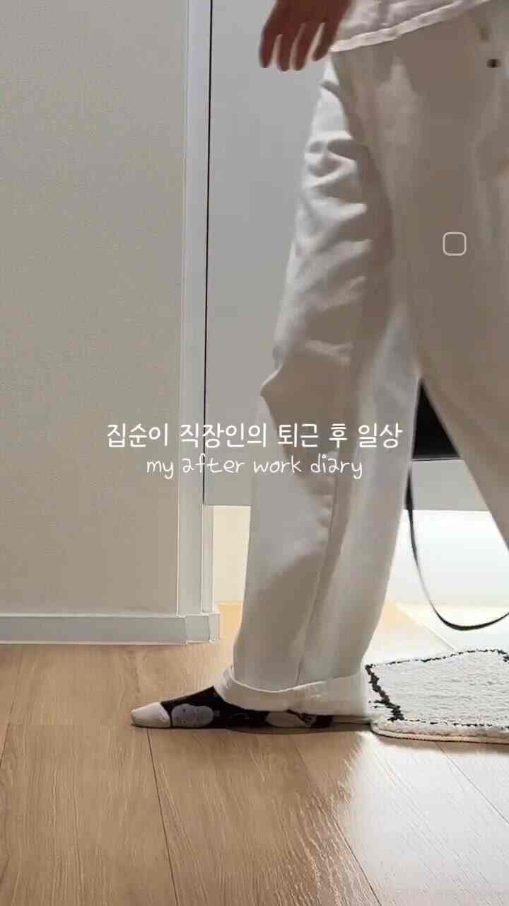 #콘수프필름

退勤後はワンファンパスタが一番満満です。 

涼しいお茶一杯 ウリゴ、ミルクバターパスタハンモックはサラリーマンの平凡ハーディ 平凡な夕日日常。 

誰かには共感になって慰めになることを願って… 

みんな快適な夜の時間をお過ごしください！ 
明日が過ぎれば週末ですよ～❤️‍🔥💃

🍝ワンファンミルクバターパスタレシピ
水500ml、牛乳300ml、パスタ麺1人前
その上にバター40g、マグロ1T、塩ハンコ 
沸騰してもソースが自作になったら   #vlog #일상 #원팬파스타 #오홈스토랑 #우유버터파스타 #집에서제일바빠 #집순이일상