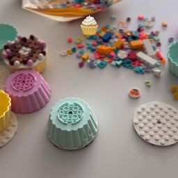 #집집마다레고데코
‘공간에 포인트가 되는 아이코닉한 레고!‘
🧁레고 도트 컵케익 파티 키트 41926
레고, 레고 뭐가 있지 하다가 아이가 좋아하고
한참 갖고 놀았던 레고 도트 컵케이크 파티 세트가
생각났어요. 
진짜 컵케이크를 굽듯,
머핀틀을 고르고,
딸기, 초코, 우유 크림도 올리고,
토핑도 톡톡, 마지막으로 촛불까지 꽂아주면
세상에 단 하나 뿐인 레고 컵케이크 완성입니다.
예쁨이 가득인 레고 컵케이크가 공간에
포인트 오브제로 딱 이죠?
일반 레고도 재밌지만, 이렇게 쉽게 뚝딱 뚝딱 데코만으로도
멋진 완성품이 만들어지는 레고 도트도 아주 매력적이랍니다. 
#레고 #레고장식 #레고인테리어 #레고도트 #레고컵케이크 
#레고도트컵케이크 #레고오브제 #lego #레고인테리어추천템
#인테리어오브제 #레고소품 #레고조립 #레고장식 #선물추천
#레고추천 #크리스마스선물추천 #어린이선물 #맞팔