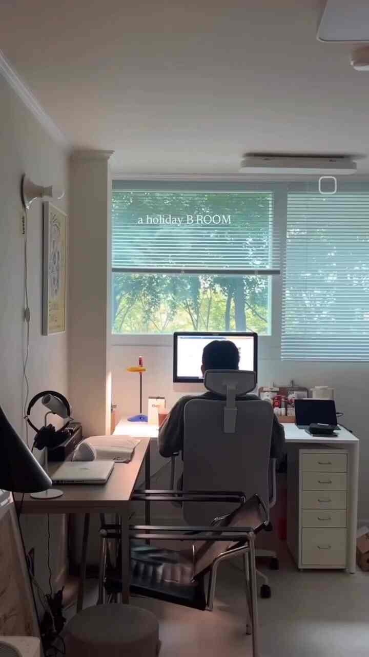 連休のB roomはもっと居心地が良くて綺麗に見える🌿✨
忙しく仕事中だった仲間にこっそり見学👀


＃コンスープフィルム＃製品推奨＃作業室＃作業室インテリア＃椅子＃椅子インテリア＃椅子推奨＃作業室装飾＃デスクチェア＃デュオバッグ＃書籍＃書斎インテリア＃デスクテリア＃リクライニング