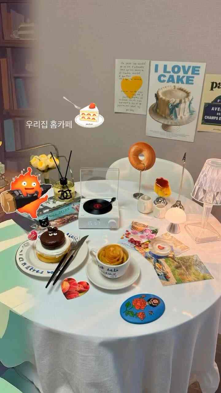 #예쁜템최고야 #홈카페 #Ai감성 #만화필터 #Ai사진  #Aiart #카페스타그램 #일상기록

我が家ホームカフェ🤍💙🤍🩵🤍
AIが触れたら漫画の中の空間になってしまいました🎨
現実よりも綺麗な感性💭🤍