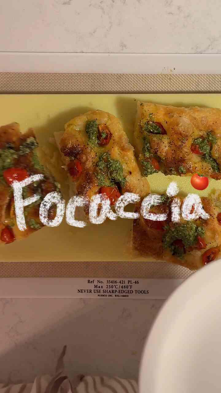 #콘수프필름 

2回の失敗後ポカチア作り成功😋🍴

強力分で作らなければならないのに迫力分で頑張って作るのを二度…湾に
気づいたばかはここにあります🥹🤣迫力粉で作るから本当の硬い
石パンになってしまいましたよㅠㅠポカチアは強力分重要星印⭐️

自宅で作るだけにもう少し元気に食べたくて私たち小麦の強力粉で作ってみましたが、
発酵も良くなって膨らむのが違うんですよ！

（強力粉256g/水228g/ドライイースト4g/塩6g/オリーブ油2大さじ）
私は混ぜた生地を30分間隔で四方折り3番→90分発酵、
トレイに移してもう一度四方折り→90分追加発効しました:) #홈베이킹 #홈쿠킹 #홈카페 #큐커 #오븐  #주방 #주방가구 #focaccia