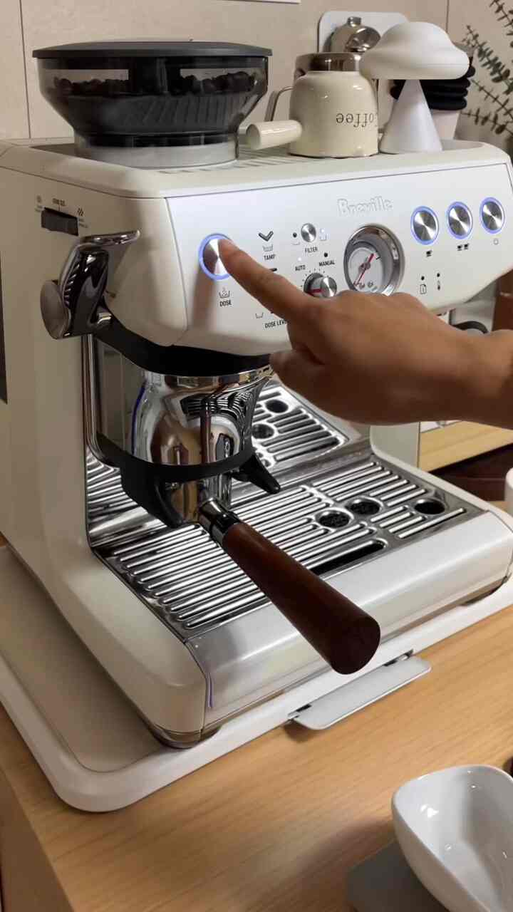 #나를담은공간


私の一日が滞在するスペースㅡ
自分だけの色を込めた我が家ホームカフェゾーン🍂☕️

しかし💬
ブレヴィルと仲良くなった間違いだと思います😢😭

ラテアートは台無しですが
コーヒーの香りだけは頑固です👍


#ブレヴィル #라떼아트 #홈카페 #바리스타 #커피타임 #일상 #홈바리스타 #취미일상 #coffee #coffeetime #daily 