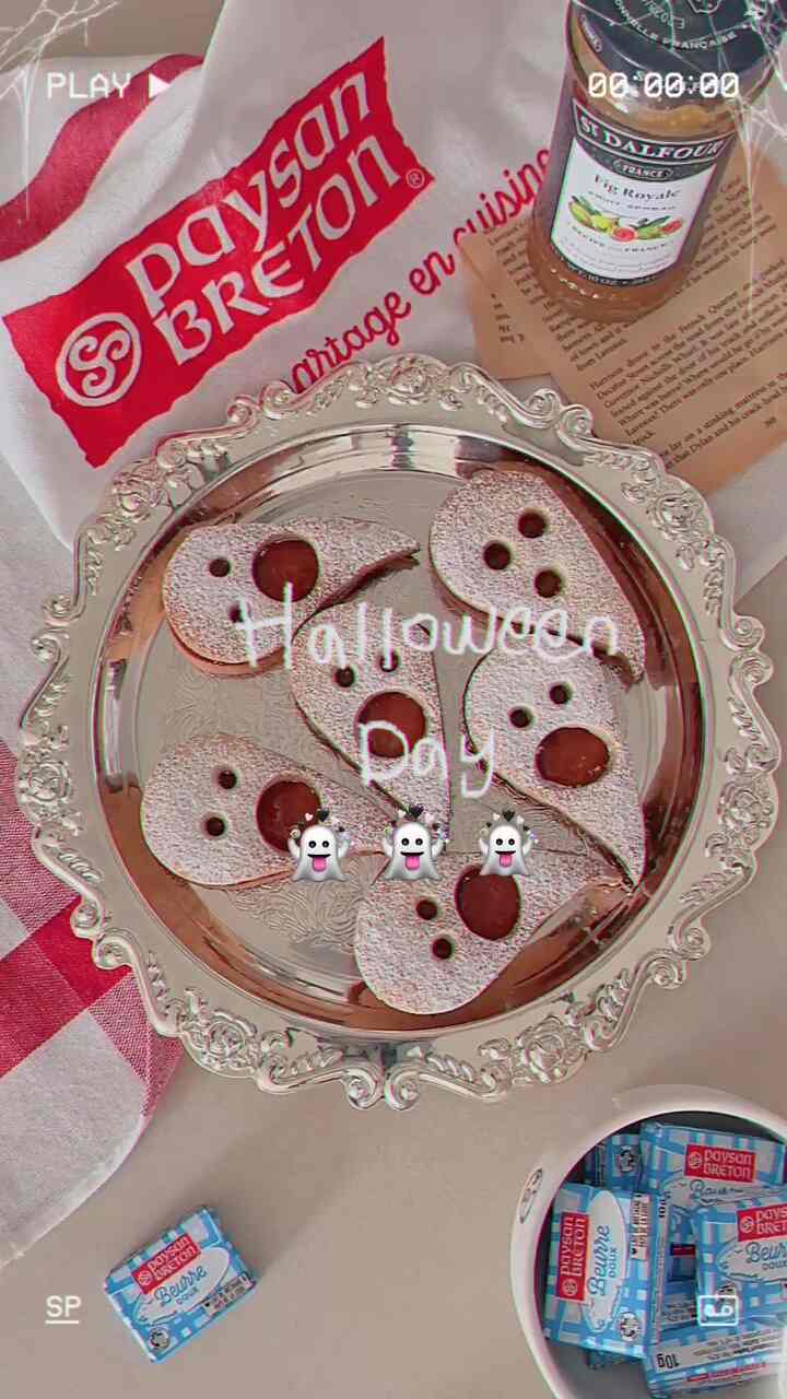 
かわいいハロウィンゴーストクッキーを焼きました👻
バター香いっぱいで甘くてコーヒーや牛乳と食べるのにぴったりですよ☺️

今回のクッキーはバター風味がポイントです。
フランスからのペイジャンブレトンムレバーターを使用しました🧈
香りと風味が良く、焼くときによく訪れるバターですが、
焼く中に広がる香ばしい香りがとても良いことがあります🥹💛

クッキーにサンドしたジャムはシャンダルフイチジクジャムです✨
イチジクの自然の甘さと穏やかな香りがいっぱい
風味が深く自然な甘さが本当に良かったです。
ただ食パンに塗って食べても本当においしいです！😋

今回のハロウィンには可愛い幽霊クッキー作りはどうですか～？👻💫

（+クッキーベースはオールドファッションのリンジャークッキーレシピです。
シナモン砂糖とヘーゼルナッツシロップを加えて作ったので参考にしてください😉）


＃ペイジャンブレトン＃ペイジャンブレトンバター＃ホームベーキング＃シャンダルフ＃シャンダルフジャム＃フランスジャム＃イチジクジャム＃フルーツジャム