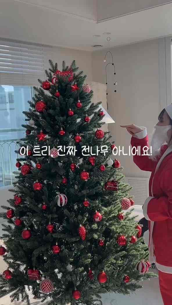今年のクリスマス、ホテル感性のまま私たちの家に🎄
⠀
一目で見ても圧倒的な豊かさ
最大5,040 tipsで、通常のツリーよりはるかにリアルなボリューム感です。 
⠀
モミ特有の色味と質感をそのまま盛り込んだプレミアムリアルモミデザイン
近くで見ても豪華で、一般的なPVC感が全くありません。
⠀
🛡️ CTI認証 環境にやさしい素材なので、子どもとペットのある家でも安心して使えますよ。 
⠀
🎁私だけのカスタマイズオプションも用意されています：
•高さ選択（150cm / 180cm / 210cm） 
•電球オプション（500口/ 1,000口/ USBまたは電源） 
•フルセットデコレーション+ツリー収納袋まで一度に設定可能 
⠀
🔧インストールも簡単で簡単です。
ワンタッチ組立構造で誰でも素早く完成し、シーズン終われば専用収納バッグで翌年にもスッキリ収納できますよ。 

＃クラウンツリー＃クラウンツリー＃クリスマスツリー＃クリスマスツリーおすすめ＃クリスマスツリーブランド＃人造クリスマスツリー＃人造ツリーおすすめ＃組み立てツリー＃かわいいクリスマスツリー＃クリスマス装飾＃クリスマス小道具＃クリスマス飾り＃ツリー飾りおすすめ＃ツリー#リビングインテリアアクセサリー