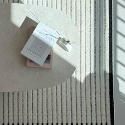 새로 들인 러그가 너무 마음에 들어서 영상으로도 담아봤어요😊
보들보들한 촉감에 탄탄한 재질까지 완벽 그 자체네요✨
거실이 한층 분위기 있어져서 너무 좋네요🙂‍↕️
#콘수프기록집 #예쁜템최고야  #맞팔 #신혼집꾸미기 #신혼집인테리어 #구축아파트인테리어 #구축인테리어 #화이트인테리어 #25평인테리어 #20평대아파트인테리어 #러그 #러그인테리어 #러그추천 #rug #거실인테리어 #거실꾸미기 