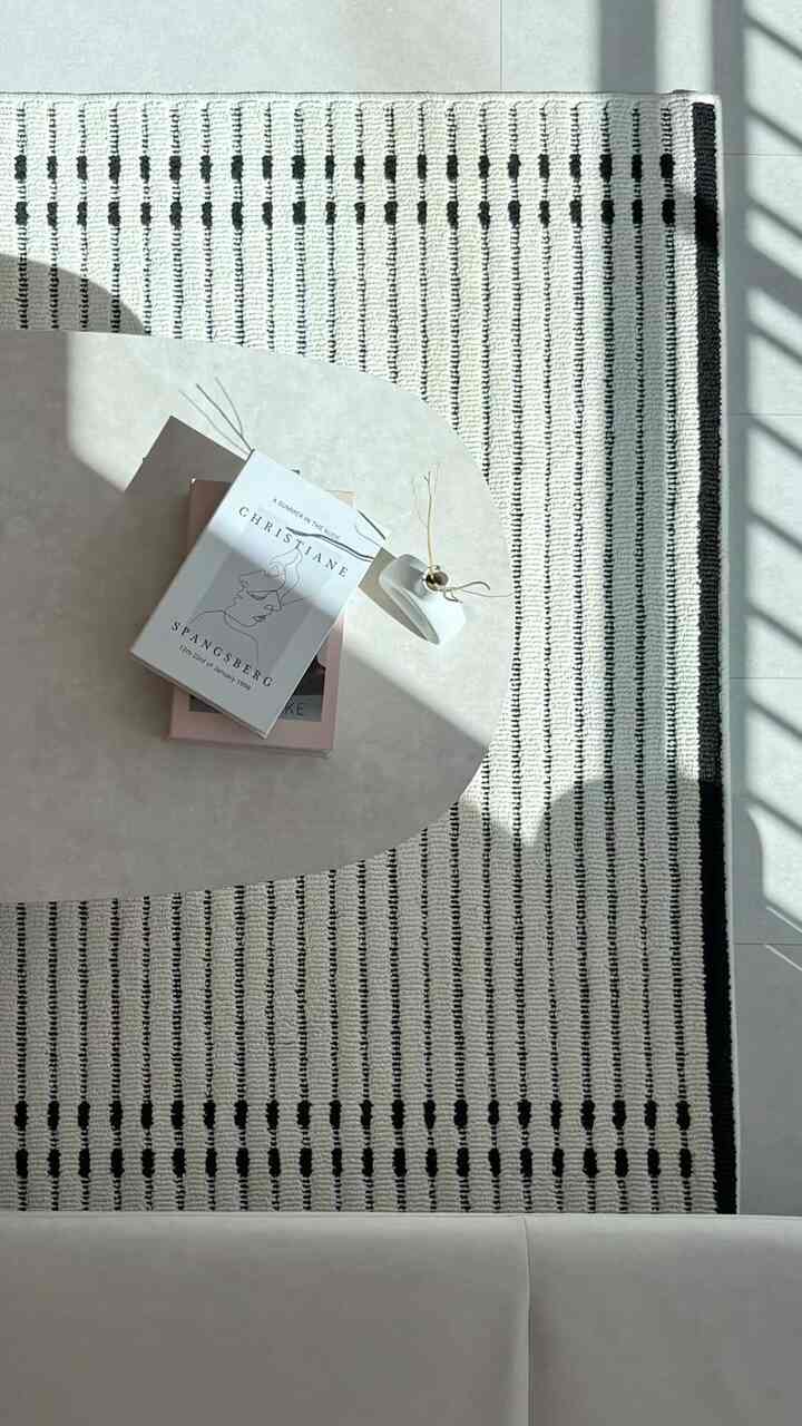 新しく入ったラグがとても気に入って映像にも込めてみました😊
見た目のある肌触りにしっかりした材質まで完璧そのものですね✨
リビングルームが一層雰囲気になってとてもいいですね🙂‍↕️



＃コンスープ記録集 