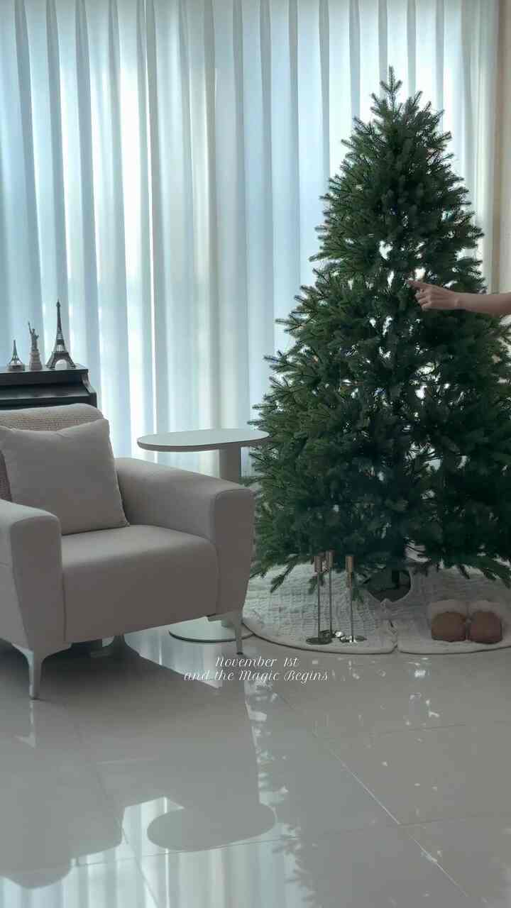 今日からクリスマス🎄✨
今年も間違いなく、私たちの家に輝くツリーがつきました。
初めて180cmの木を覗いたのですが、豊かなシャワーの葉や本物の木のような質感がとても気に入っています。
PE 100% トリラの葉が落ちないので管理も楽で、もう2年目ですが、まだ新しいように輝きます。
本当に私のお金の耐久満足度です。

私にとってクリスマスは
「よく生きてきた一年をお互いに多読で、過去の時間を振り返る時間」です。
家族と一緒に笑い、慰め、来年の希望を抱くその暖かい瞬間がクリスマスの本当の意味ではないでしょうか？

1年を振り返るパーティーだけに、
綺麗な器と燭台をつけて、おいしい食べ物を一緒に分け、
クリスマスアグリセーターやドレスなど
家族とドレスコードを決めてきれいに迎えるクリスマスを夢見てください。 🩷

＃コンスープ記録集＃コンスープフィルム
＃クリスマス＃蒸し暑い＃私のお金
＃トリック＃180cmツリー＃ナドンナサンツリー
#冬のムード #クリスマスのスムーズ #ChristmasVibes #FamilyChristmas