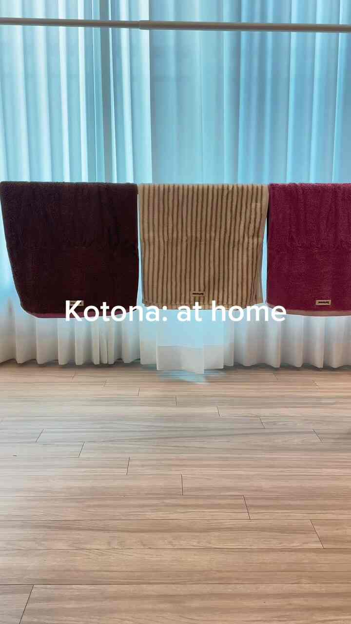 #コンスープ

コトナはフィンランド語で「家に(At Home)」という意味を込めています。
名前のように、家の中でも最も快適な瞬間をプレゼントするブランドです。 🏡

指先が届く瞬間感じられるふわふわ、細かく織り上げた高密度生地のおかげで一度だけ拭いても優しく吸収されます。

特に噛むときに感じられる爆笑した風合いが本当に好きで、シャワー後の時間も小さなヒーリングになります。

落ち着いて暖かい色の組み合わせまで加わる
バスルームの雰囲気さえ居心地よく作ってくれるコトナホームボディギフトセット。
大切な人に「暖かさ」をプレゼントしてみてください。

＃コトナホームボディ＃コトナタオル＃ホームボディギフトセット 
#kotona #コトナタオル #ホームボディ #密度タオル #年末プレゼント #ギフトセット
＃bathwear＃withkotona＃家のギフト