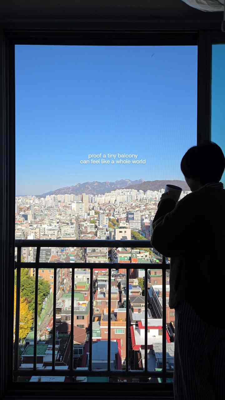 久しぶりに込めた我が家 #ベランダ
紅葉の木と山を眺めると
全世界を持っているような気分が良くなります。

しかし、すぐに訪れる冬に備えて
五方の暖炉を1つ持ち上げようとしています…！
まともな製品があればお勧めします😊

＃家の装飾＃ベランダのインテリア＃ベランダの装飾＃ベランダのカフェ＃ベランダの活用法＃ホームカフェ＃ヒーリングスペース＃趣味スペース＃アパートのインテリア

