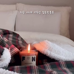 #찾아라오집템 #콘수프필름 #집요한블프 #집요한세일 #오늘의집 #오늘의집블프 #크리스마스데코 #크리스마스소품 #양털담요 #극세사담요 #크리스마스포스터 #크리스마스액자 #집꾸미기 #홈테리어 #작은집꾸미기 
.
.
작은 집에도 놓고 싶은 크리스마스의 로망-> 트리🎄
하지만 현실은 최악의 공간 삭제템이라 이번에도 포기하려고 했어요. 
아쉬운 마음에 열심히 찾아본 
‘작은 집에 가장 실용적인 오집만의 크리스마스템‘이 있어서 소개해 드려요:) 
1️⃣ 아트밀 홀리데이 리본트리 포스터 액자(벽붙착템!)
>> A3 사이즈의 크리스마스 트리 포스터는 올 겨울을 위해 가장 먼저 셋팅했는데 빛 반사가 없는 캔버스 소재로 기존의 벽과 소재 차이에 대한 이질감이 없고 컬러톤도 단정해서 심플하면서 존재감이 확실해요. 꼭꼬핀 꽂아서 사용하고 있는데 조명이 없이도 빛이 나는 것 같은 느낌!으로 보고 있으면 이미 마음은 크리스마스 이브인 듯 포근하답니다🤍
2️⃣ 샤이닝홈 리버블 메리 산타 양털 극세사 담요(이불착템!)
>> 서늘한 공기때문에 움츠려들기 싫어서 무릎 담요보다 조금 더 큰 사이즈로 알아보는 도중 클래식한 크리스마스 무드를 연상시켜주는 깅엄 체크 패턴과 그린&레드 컬러에 빠져버렸어요 :) 
가볍게 둘러도 촘촘하고 부드러운 양털이 포근함을 더해주고 낮은 채도의 컬러감이 화이트 우드를 보다 안정감 있는 분위기로 만들어 주는데에 큰 역할을 하더라구요~ 살며시 침대 위에, 쇼파나 의자 위에 올려두고 사용하면서 크리스마스다!! 티 내기 최고👍
✨ 공간 활용도 넘 좋은 이 느좋 크리스마스템이야말로 계절을 느끼기에 가장 좋은 우리집 오집템! 
