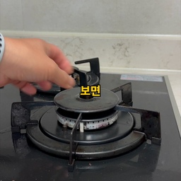 🤭 보면 바로 써먹을 수 있는 살림 꿀팁 바로 소개합니다.
1️⃣ 이렇게 스티커를 붙여도 여전히 벨이 눌립니다. 이 물티슈커버로 확실히 막을 수 있습니다. 이 커버에 메세지를 적고 초인종 위에 붙여주세요. 그럼 확실하게 초인종 방지됩니다. 필요할 땐 열어서 누를 수도 있습니다. 
2️⃣ 이번에는 이 물티슈커버를 이렇게 밀대 거치대로 사용할 수 있습니다. 물티슈커버에 테이프를 붙이고, 한 쪽 벽에 붙여주세요. 그리고 여기를 잘라내면 이렇게 밀대를 거치해서 사용할 수 있습니다.
3️⃣ 모카포트와 같은 작은 용기를 가스레인지에 사용하다보면 거치대 사이로 빠져 불안합니다. 이때 옆에 있는 버너캡을 가져와 올려보세요. 그리고 이렇게 올려 사용하면 안정적으로 사용할 수 있습니다.
4️⃣ 밀키트나 비빔라면을 먹다보면 액상 소스가 들어있습니다. 이때 젓가락을 이용해서 위에서 짜 내려가면 남는 것 없이 깔끔하게 짤 수 있습니다. 좀 큰 액상소스라면 이런 집게를 이용해 보세요. 손에 묻지 않고, 깔끔히 짤 수 있습니다.
5️⃣ 이번에는 의외로 생각지도 못한 팁인데요. 치킨무 깔때 무국물이 흘러 손에 묻는 경우가 있죠. 이 치킨무를 반대로 기울리고 위에서 뜯어보세요. 무국물 묻지 않고 뜯을 수 있습니다.
6️⃣ 샴푸나 바디워시 한 번 누르면 너무 많이 나옵니다. 이 고무줄을 펌핑대에 돌돌 말아주세요. 그럼 한 펌핑으로 적당량이 나와 건강을 지킬 뿐만 아니라 아니라 아껴 사용하게 됩니다.
7️⃣ 위 아래로 코드를 꽂을 수 있게 비스듬한 콘센트가 있습니다. 좁은 곳에서 콘센트를 꽂으려면 어렵습니다. 이때 콘센트 구멍에 맞춰 스티커를 붙여보세요. 콘센트를 꽂을 때 편리해 집니다.
#생활꿀팁 #살림꿀팁 #생활팁 #살림팁 #생활해결템
#집안팁 #집안일팁 #생활정보 #살림정보 #생활템
#살림템 #꿀팁모음 #생활꿀팁모음 #자취꿀팁 #자취생활
#생활요령 #살림잘하는법 #생활지혜 #생활노하우 #집정리
#정리꿀팁 #청소꿀팁 #주부꿀팁 #주방꿀팁 #생활해킹
#라이프핵 #살림로그 #생활브이로그 #꿀템추천 #집꾸미기 