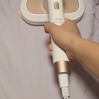 #협찬 이지만 매일 유용하게 쓰는템 소개해드려요

저는 출근할때 거의 셔츠만 입는편이라
세탁하면 항상 다림질하는게 힘들었어요🥲

근데 요즘 다들 스팀다리미 쓰더라구요?
저도 뒤늦게라도 하나 들여봤는데
와 이 편한걸 왜 이제야 쓴건지 후회될 정도예요

다림판에 놓고도, 수직으로 세워서도 사용 가능하고
15초만 기다리면 바로 강력스팀 나와서
아침 출근준비할때도 편하게 사용하고 있어요~

셔츠가 많은만큼 옷 재질도 다양한데
옷감에 따라 모드를 바꿔가며 사용할 수 있고
대부분의 옷에 사용 가능하니까
편하고 쉽게 다림질 끝내고 있습니다!!

스탠드다리미 하나 바꿨더니 삶의 질이 달라져서
저는 다리미 고민중이시라면
이 가드타이너 스탠드 스팀다리미 추천드릴게용

#핸드스팀다리미 #다리미 #핸드다리미 #스탠드형스팀다리미추천 #다리미추천 #스팀다리미 #스팀다리미추천 #살림살이 #살림템 #살림템추천 #콘수프필름 #콘수프챌린지 