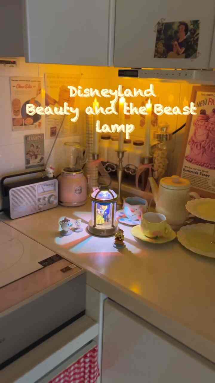 黄色を基調としたかわいらしいキッチン、美女と野獣のランプとヴィンテージの小物が配置された雰囲気のあるインテリア