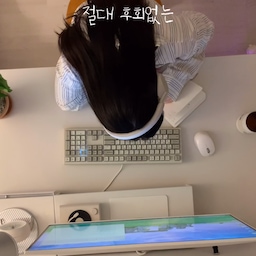 내돈내산으로 구매해 정말 만족하는 
자취방 가구들만 전부 모아왔어요
1. 홀리스 스윙 장스탠드 조명 _ 크롬
쇠테리어디자인이 예쁘고 각도조절이 가능해요 
높이가 155cm로 높아서 눈부심없이 편안,, 따뜻한 느낌이 좋아서
8w전구색으로 구매했습니다! 
2. 플롯 수납 책장 단독형 5단_화이트 
자취방 계약하자마자 제일 먼저 구매했던 가구 
방이 작아서 벽까지 활용할 수 있었으면 좋겠다 생각했는데 
수납장이랑 선반이 세트라 무타공으로 벽꾸할 수 있어서 
만족도 1위인 가구에요 수납장도 꽤 넓어요 
3. 한샘 눕 소파 1인암리스_크림화이트 미디엄하드 
보통 저렴한 소파는 금방 꺼짐 생겨서 불편한 경우가 많은데 
미디엄하드가 적당히 푹신한데 단단해서 꺼짐도 없고 
앉았을때 착석감이 좋아서 밥먹을때도 책읽을때도 너무 잘 쓰고 있는 소파에요 
4. 알루아 소파테이블 누크 화이트_높이C(상판:타원형/높이 65cm)
사고싶어서 8개월동안 고민하다가 결국 구매했는데 
비싼제품은 역시 이유가 있더라구요,, 철제라 튼튼하고 무게감이 있어서 안정적
자석이 착 붙어서 옵션으로 자석케이스까지 구매해서 리모컨 꽂아두는거 추천드려요 
5. 저상형 침대받침대 
매트리스만 두기에는 곰팡이 생길거같고 침대 프레임은 집이 좁아보일거 같아서 구매했는데 
밀대가 들어가서 청소하기 너무 편하고 테이블, 티비까지 쏙쏙 들어와서 짱! 
7만원대라 가성비도 좋아서 원룸사는 자취생들한테 강추
매트리스 올리고 사용했을때 삐걱거림도 없고 안정적이라 좋았어요 
6. 매트리스_미디엄하드 23cm 슈퍼싱글 
자취방이라 비싼거 사긴 돈아깝고 싼 거 쓰기에는 삶의질이 떨어질 거 같아서 
열심히 찾아보고 결정한 매트리스 
이름부터 저스트슬립 수면만을 위해 만들어진 매트리스 답게 
누웠을때 탄탄하게 몸을 잡아줘서 흔들림도 없고 
허리배김 1도없이 꿀잠 가능,, 가성비 매트리스로 완전 추천! 
7. 이동식티비 
삼성모니터 27인치+이동식 거치대 조합으로 저렴하게 구매했는데 
컴퓨터에 연결하면 데스크에 쓸 수도 있어서 모니터는 맘에 들어 두개나 구매했어요 
유튜브, 넷플 보는 분들이라면 삼탠바이미 추천드립니다,, 
8. 1200x700 컴퓨터 책상 
책상 뒤에 멀티탭 보관함이 있어서 책상 밑으로 널부러지는 선없이 
깔끔하게 정리돼서 컴퓨터 자주 쓰는 분들한테 추천!
노트북 쓰시는 분들은 카페가면 자주 볼 수 있는 책상위에 콘센트 있는 책상도 있어서 
데스커 노트북 책상도 구경해보세요 
9. 원목 전신거울_ 브라우니 500x180 스탠드 전신거울 
온통 화이트인 집에 포인트가 되주는 고급스러운 원목거울 
무게감이 있어서 벽에만 기대놔도 안정적이라 맘에 들어요 
쓸수록 만족스러운 제품들이라 
정말 잘샀다 생각이 들어요! 
더 궁금하신 점은 댓글로 남겨주세요 :) 
#원룸인테리어 #자취방인테리어 #6평원룸인테리어 #콘수프기록 #자취생 #원룸꾸미기 #원룸 #매트리스 #책상 #소파테이블 #1인소파 #스탠드조명 #조명인테리어 #침대받침대 #저상형침대받침대 #삼탠바이미
