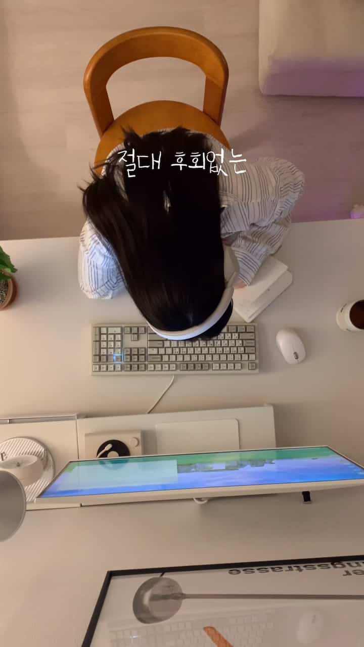 私のお金を買うために本当に満足しています 
部屋の家具だけが集まってきました。


1. ホリススイング長スタンド照明_クロム
鉄テリアデザインがきれいで角度調整が可能です。 
高さが155cmと高くて眩しくなく快適、、暖かい感じが良くて
8w電球色で購入しました！ 

2.プロット収納本棚単独型5段_ホワイト 
自宅の部屋を契約するとすぐに最初に購入した家具 
部屋が小さくて壁まで活用できたらと思いました。 
収納棚と棚がセットなので、無打工で壁を飾ることができます。 
満足度1位の家具です収納場もかなり広いです 

3.ハンサムヌープソファ1人アームレス_クリームホワイトミディアムハード 
通常、手頃な価格のソファはすぐにオフになって不快な場合が多いです。 
ミディアムハードは適度にふわふわですが、硬くて消えません。 
座ったときに着席感が良くて、食べるときも本を読むときもとてもよく書いているソファです。 

4.アルアソファテーブルヌークホワイト_高さC（天板：楕円形/高さ65cm）
買いたいので8ヶ月間悩んで結局購入しました。 
高価な製品はやはり理由がありましたが、、鉄製で丈夫で重量感があり安定
マグネットが着いてオプションでマグネットケースまで購入してリモコンを差し込むのがおすすめです。 

5.低床型ベッドベース 
マットレスだけを置くにはカビができているようで、ベッドフレームは家が狭く見えるように購入しました。 
麦わらが入って掃除しすぎて楽でテーブル、テレビまですっぽり入ってきてちゃん！ 
70,000ウォン代、コスパも好きなので、
マットレスを上げて使用したときのギリギリもなく、安定して良かったです。 

6.マットレス_ミディアムハード23cmスーパーシングル 
自炊部屋だから高価なものは買ったお金がなく、安いものを書くには生活の質が落ちると思います。 
一生懸命探して決めたマットレス 
名前からジャストスリップ睡眠だけのために作られたマットレスらしく 
横になったときにしっかりと体をつかんで揺れもありません。 
ウエスト背中1度なしで蜜眠可能、、コスパマットレスで完全おすすめ！ 

7. リムーバブルテレビ 
サムスンモニター27インチ+リムーバブルハウジングの組み合わせで安く購入しました。 
パソコンに接続するとデスクに書くこともできるので、モニターは気に入って二つも購入しました。 
ユーチューブ、ネットプル見ている方ならサムタンバイミおすすめです、、 

8. 1200x700コンピュータデスク 
デスクの後ろにマルチタップ収納ボックスがあり、デスクの下に広がる線なし 
すっきりとまとめられていて、パソコンよく使う人におすすめ！
ノートパソコンを使っている方は、カフェに行くとよく見られる机の上にコンセントのある机もあります。 
デスカーノートパソコンの机も見てください 

9.原木全身ミラー_ブラウニー500x180スタンド全身ミラー 
白の家にポイントになる豪華な木目鏡 
重さがあるので壁だけに期待しても安定しているので好きです。 

使うほど満足のいく製品です。 
本当によく買った気がします！ 

もっと気になる点はコメントとして残してください:) 




#ワンルームインテリア









