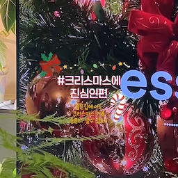 #크리스마스에진심인편 #소품에진심
좁은집에서도 크리스마스 기분
충분히 낼수 있죠!!
작은집이라 트리는 포기했지만
크리스마스 감성은 놓칠수 없잖아요!
벽에 달아주는 크리스마스리스에
내맘대로 오너먼트를 걸어서
크리스마스 기분을 내보았어요!!
다이소표
알전구까지 감아주니
더 분위기 좋더라구요!!
건전지로 작동하는거라
사용하기도 간편해요!!
우드트리모양 소품에
귀여운 장식품도 달아주고
다이소에서 구입했던
산타인형들을 쪼르륵 놓아주고
모던하우스에서 구입했던
루돌프오너먼트도
자리잡아주고
스타필드에서 구입한
눈사람캔들까지
자리잡아주니
크리스마스느낌 뿜뿜🧡
#크리스마스 #크리스마스소품 #크리스마스데코 #크리스마스리스 #미리크리스마스 #오너먼트 #모던하우스 #다이소 #루돌프 #알전구 #조명 #눈사람캔들 #캔들 #산타 #산타인형 #컵선반 #컵보드 #우드수납장 #도넛조명 #셰이커박스 #화병 #양귀비조화 #일광전구스노우맨 #트리소품