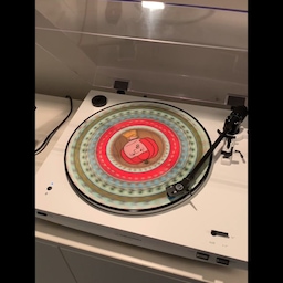 크리스마스가 다가오니, 꺼내보게 되는 찰리 브라운 LP!
마치 한편의 애니메이션 같은데 노래도 너무 좋아서, 이 시즌이 되면 꼭 한번씩 꺼내듣게 되는것 같아요. 실제 노래를 넣지는 못하지만, 꼭 한번 유튜브에서 들어보세요!
#재즈 #찰리브라운 #lp #lpplayer #vinly #음악감상템