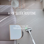 #광고 Airr Sleek Routine
커피 한잔 마시는 사이
가볍게 습관처럼 청소하는 루틴 

요즘 저의 일상이예요 
한손엔 커피, 한손엔 가벼운 슬릭을 들고
가볍게 주변을 정돈하고 하루를 시작해요 

그 전엔 오래된 청소기를 무겁게 들고 
돌아가지도 않는 헤드를 여기저기 우겨넣으며
손목아팠던 날들은 이제 안녕 

아름다운 디자인으로 손 닿는 곳에 두고 
쉽게 청소할 수 있는 일상을 누리고 있어요 

유아매트 위에서도 부드럽게 쓱쓱
겨울이라 아이방에 깔아둔 러그위 먼지와 보이지 않는 간식 부스러기들도 강력한 흡입력으로 걱정없어요 

자동흡입 인공지능 기술 Dust Sync로 더욱 편리하게! 

청소기 업계 최초! 유일! 
의료용에 사용되는 520NM 헤드라이트로
투과율이 좋아 보이지 않던 먼지로부터 우리 가족 건강을 지켜줘요 

그리고 먼지를 손에 닿지않고도 
바로 클린 스테이션에서 정리되니 
청소 마무리까지 깔끔하게! 

청소를 하는 것이 아니라, 생활을 정리하고, 마음을 다듬는 일.
무거운 일상은 덜어내고, 공기처럼 가벼운 삶으로.
지속 가능한 일상, 에어르와 함께 시작되어요 


#에어르슬릭 #AirreSleek #콜라보마켓 
#청소루틴 #클린루틴 #미니멀라이프
#아침루틴 #홈스타일링 #라이프스타일
#무선청소기 #가벼운청소기 #생활루틴