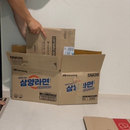 ⭐️ 한 번 알면 평생 써먹는 꿀팁 바로 소개합니다. 
1️⃣ 아침식사로 샌드위치를 자주 해먹는데요. 건강을 위해 저당식빵에 닭가슴살햄을 올리고, 계란 으깬 거 발라주고, 토마토, 오이 올려주면 부담없이 먹을 수 있습니다. 그런데 샌드위치를 먹다보면 이렇게 흘러 내리거나 내용물이 빠져 불편하죠. 재료를 올려놓을 때 샌드위치 햄을 이렇게 올려보세요. 재료를 올려놓고, 햄을 살짝 접어 올리면, 이렇게 빠져나오지 않습니다. 먹을 때도 깔끔하게 먹을 수 있어 좋습니다.
2️⃣ 택배오는 건 좋은데, 박스 정리나 버리는게 너무 불편합니다. 이때 이렇게 정리해 보세요. 큰 택배박스의 밑 바닥을 안쪽으로 접어주세요. 그리고 납작하게 만들면 작은 박스들을 이 안쪽을 끼워 고정시킬 수 있습니다. 생각보다 많은 박스를 안쪽에 정리할 수 있고, 버릴 때 이렇게 큰 박스만 들고 나가면 되기에 편리합니다.
3️⃣ 길쭉한 네트망을 바지걸이로 집고 옷걸이에 걸어보세요. 이렇게 후크를 달면, 모자나 목도리를 걸 수 있고, 아래쪽에는 가방이나 실내화 가방 등을 걸 수 있어 편리합니다.
👉 이런 미끄럼방지패드 작지만 활용법이 많은데요.
4️⃣ 세워두기엔 미끄러운 쟁반 바닥에 미끄럼 방지패드를 붙여놓으면 쟁반을 세워 보관하기 편리합니다. 쟁반 뿐 아니라 액자를 세워두기도 좋습니다. 싱크대 쪽에 붙이면, 이렇게 핸드폰이나 태블릿을 세워 주방일하며 영상보기 좋습니다.
5️⃣ 이렇게 쑥쑥 빠지는 미니서랍이 있죠. 이 안쪽에 미끄럼 방지패드 붙여보세요. 서랍이 빠지지 않습니다.
6️⃣ 밀대 보관할 때 미끄러져 세워보관하기 불편하다면, 거치하는 양 옆으로 미끄럼방지패드 하나씩 붙여보세요. 손잡이가 이렇게 고정되어 잘 세워집니다.
#살림꿀팁 #생활꿀팁 #살림로그 #정리꿀팁 #주부팁
#살림템추천 #생활템추천 #자취꿀팁 #주방꿀팁 #청소꿀팁
#수납꿀팁 #정리정돈 #생활아이템 #살림잘하는법 #생활해킹
#미끄럼방지패드 #샌드위치꿀팁 #택배상자정리 #집정리팁
#자취생필수템 #다이소추천 #살림브이로그 #아이디어생활용품
#생활정보 #살림도구 #편리한생활 #생활편의템 #생활팁모음
#정리수납 #집꾸미기팁 