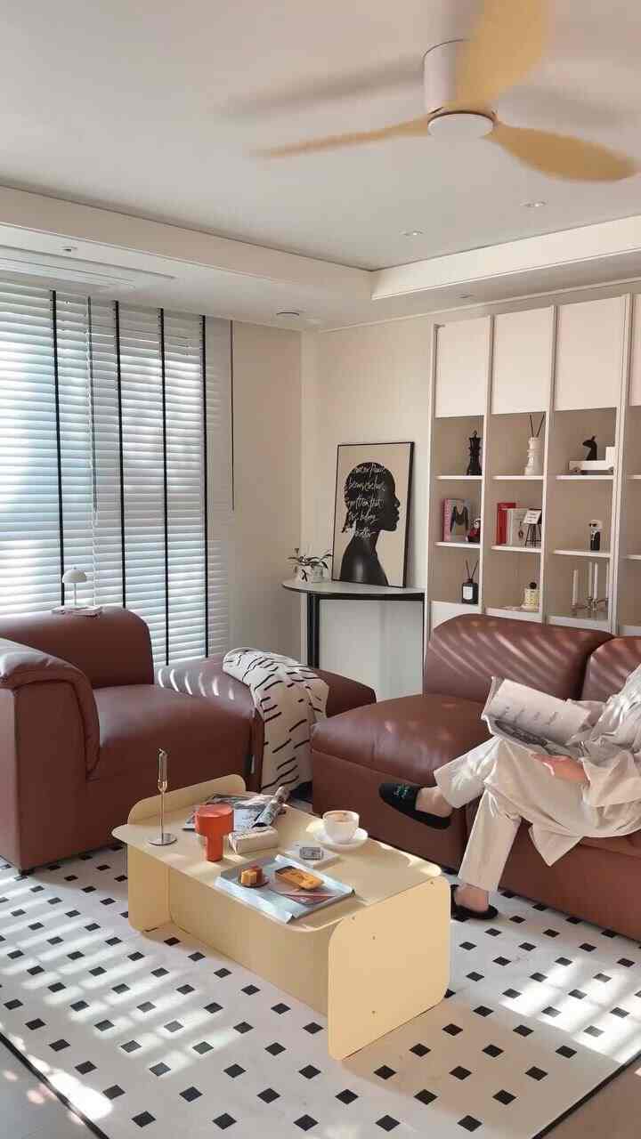 温かみのあるブラウンの木目調とベージュ色のリビング、モジュラー革ソファとコーヒーテーブルが配置された落ち着いたナチュラルモダンなインテリア